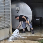 Tiran-leche-en-protesta-por-la-negativa-de-la-industria-a-recogerla-