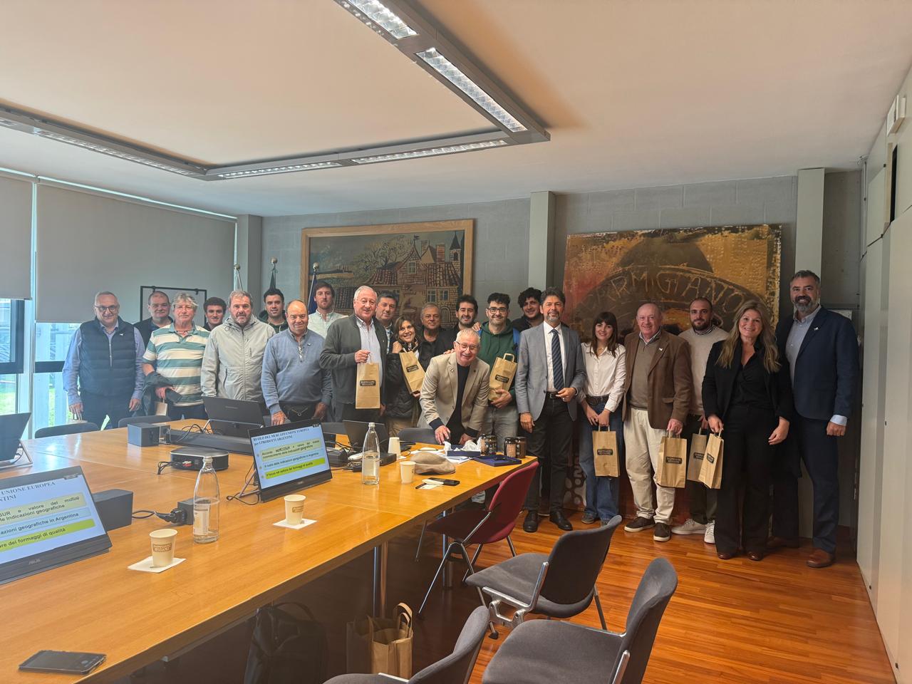 APYMEL inició una gira técnica por Italia con una visita al Consorcio del Parmigiano Reggiano
